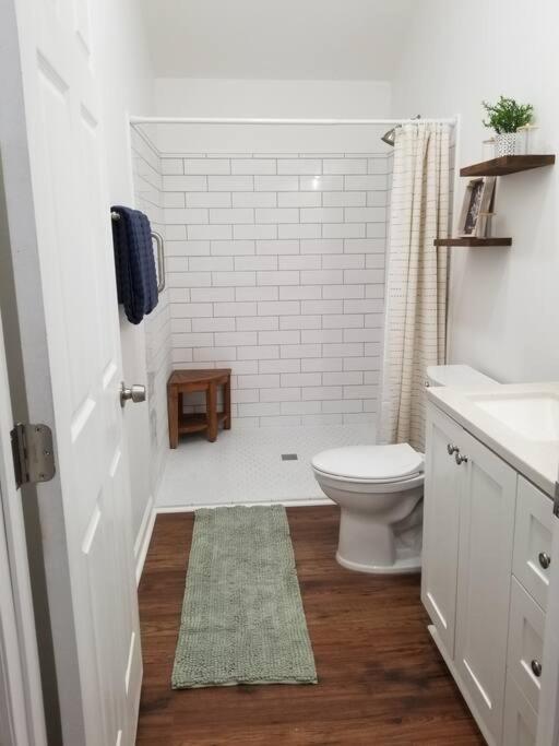 Cozy Spacious Cottage With Deck And Grill フェニックスシティ エクステリア 写真